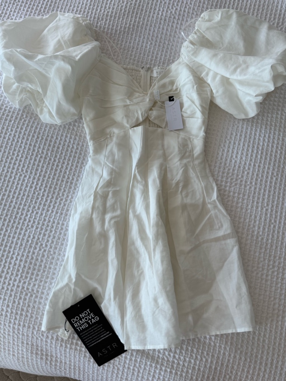 *NWT* NEVER WORN - ASTR Serilda Cutout Puff Sleeve Mini Dress
Color: White / XS